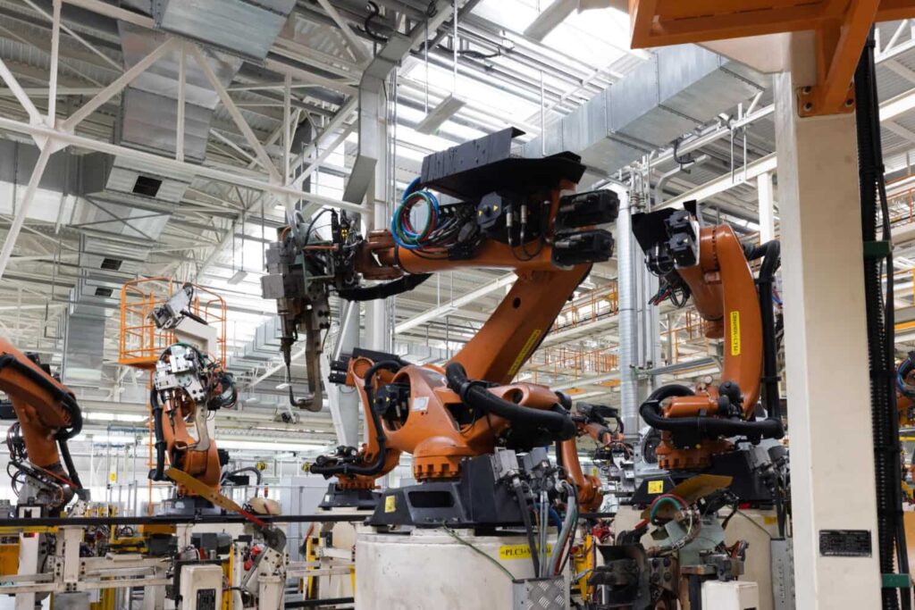 Cadena de montaje automatizada con robots.